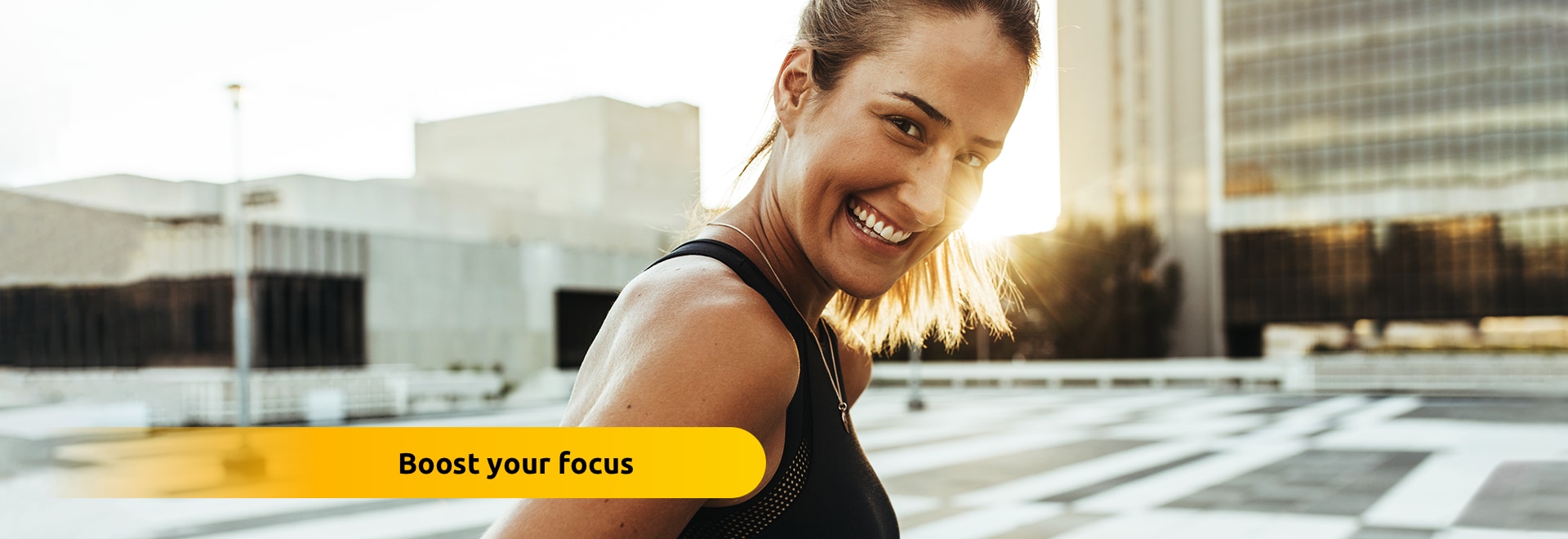 Casal sorridente com roupas quentes